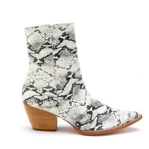 Matisse new never worn Caty snakeskin booties
